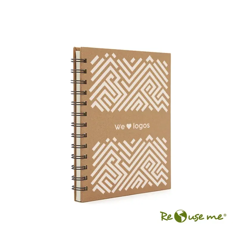 Cuaderno con ejemplo de personalización Cuaderno de tapa kraft con diseño geométrico en la parte superior.