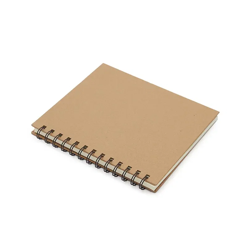 Vista del cuaderno en ángulo, mostrando la tapa sin diseño.