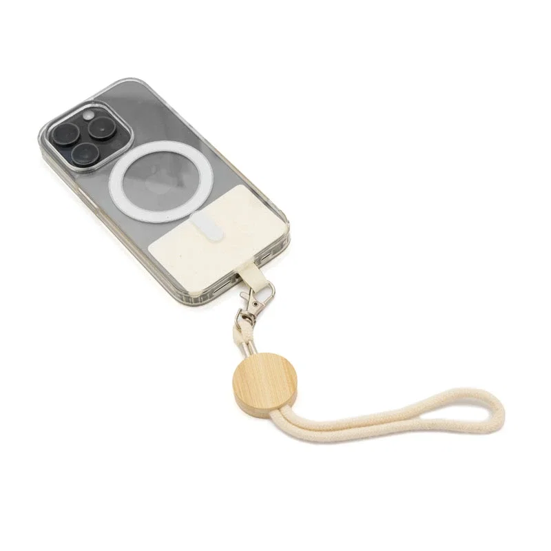 Correa para celular en uso, sujetando un teléfono en una mano.