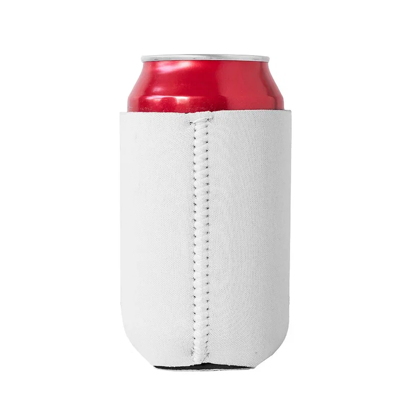 Funda para latas blanca en uso, sosteniendo lata roja.