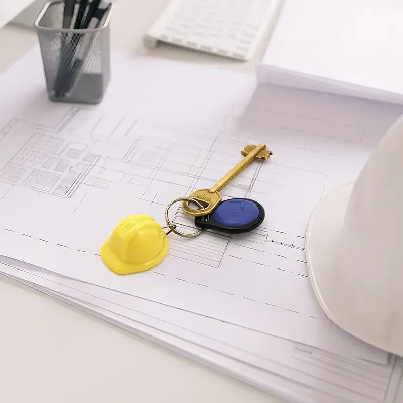 Llavero Helmet plástico rígido