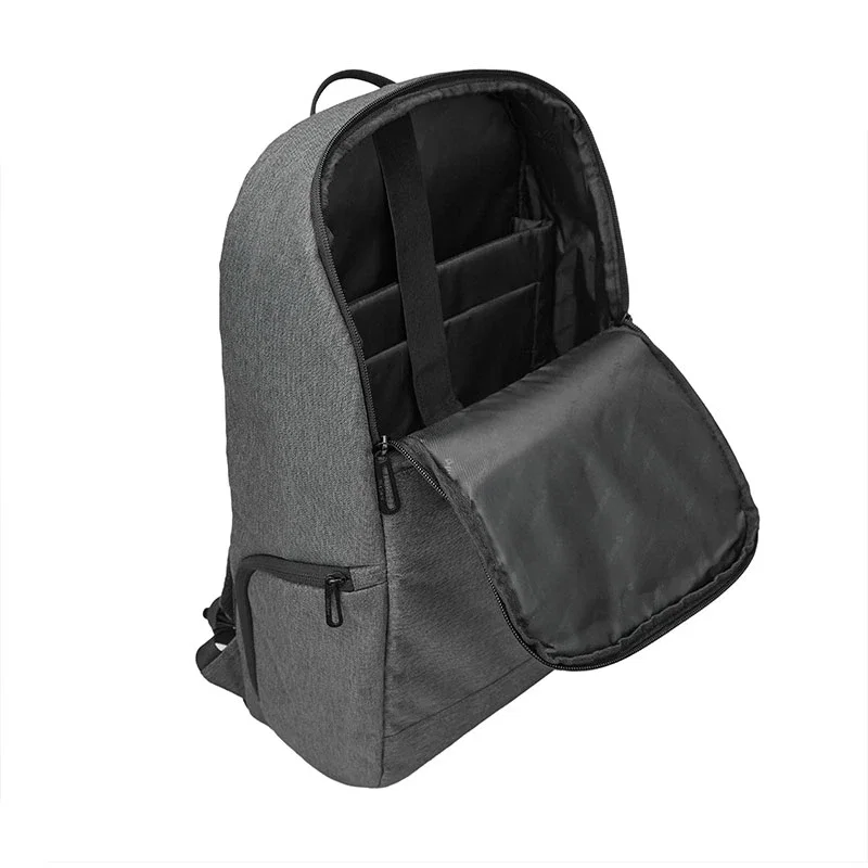 Interior de la mochila muestra compartimientos organizadores.