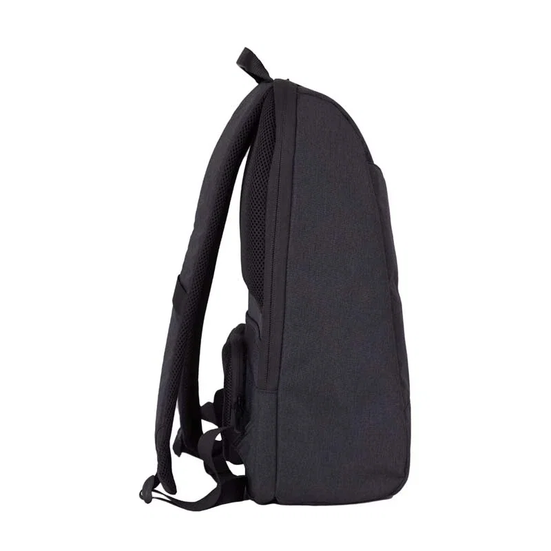 Vista lateral de mochila negra con correas visibles.