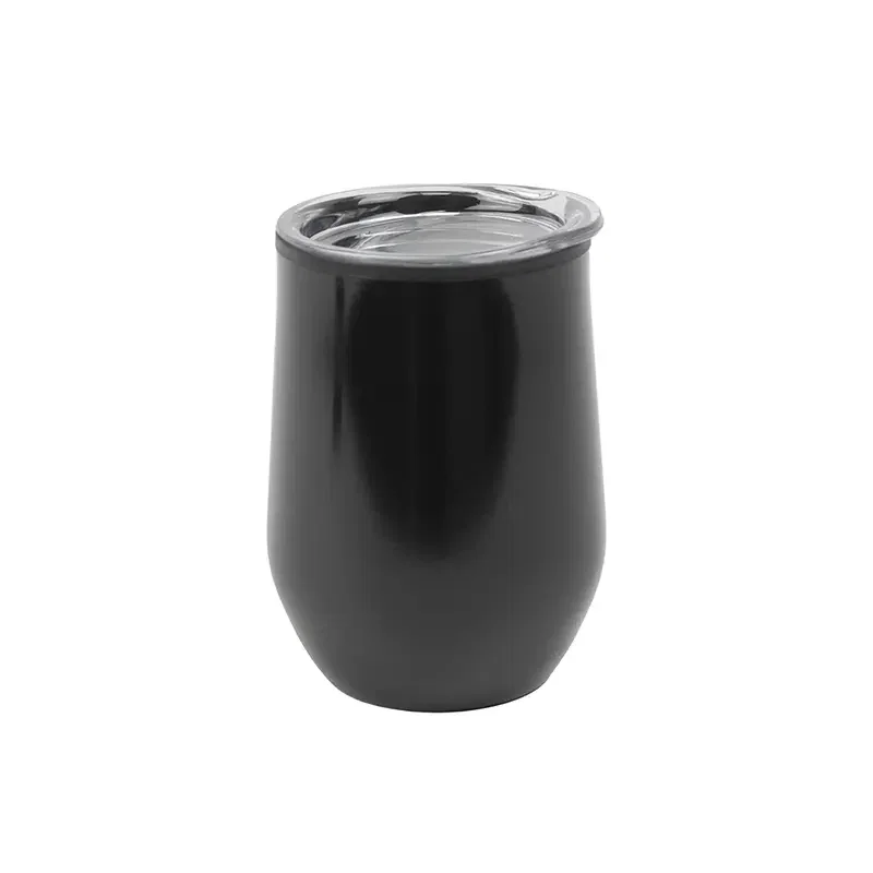 Vaso en color negro, con tapa de plástico transparente.