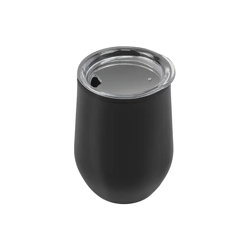 Cierre de vaso negro, detalle del borde y tapa.