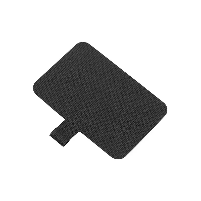 Primer plano del lanyard patch negro mostrando su textura y diseño.