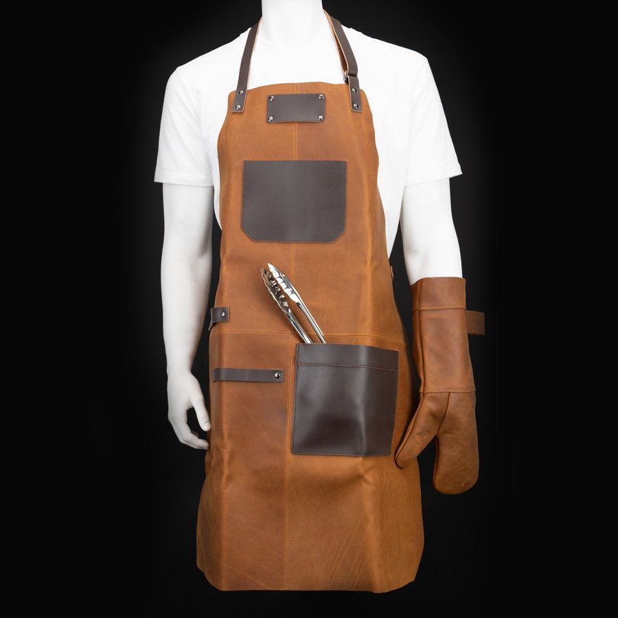 Delantal de cuero con bolsillo frontal y pinzas, presentado en un entorno de estilo de vida.