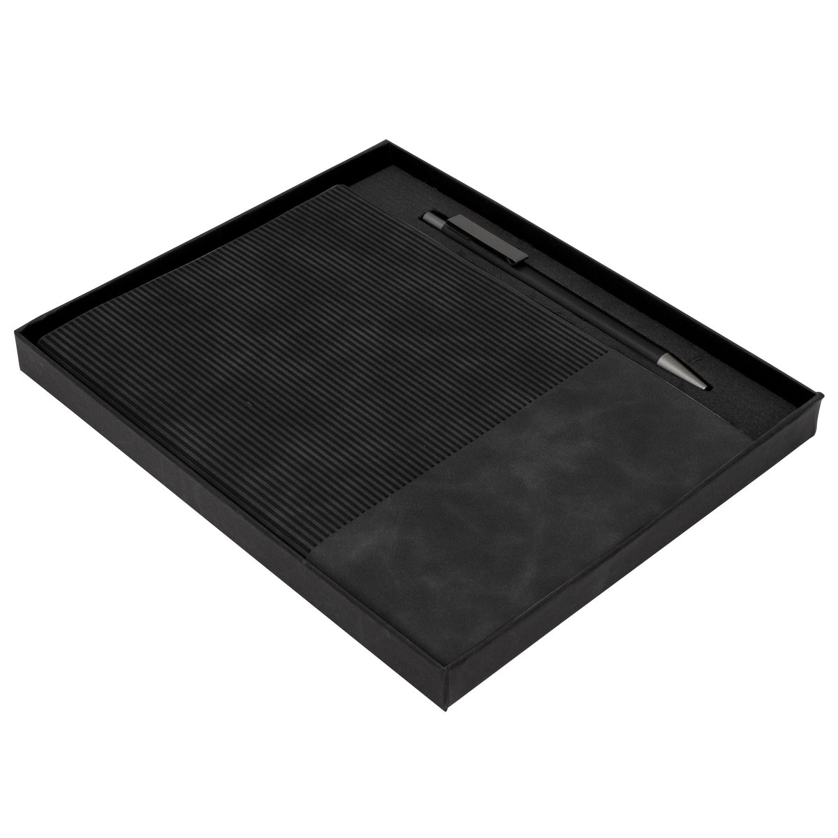 Set ejecutivo en color negro con libreta de líneas y bolígrafo.