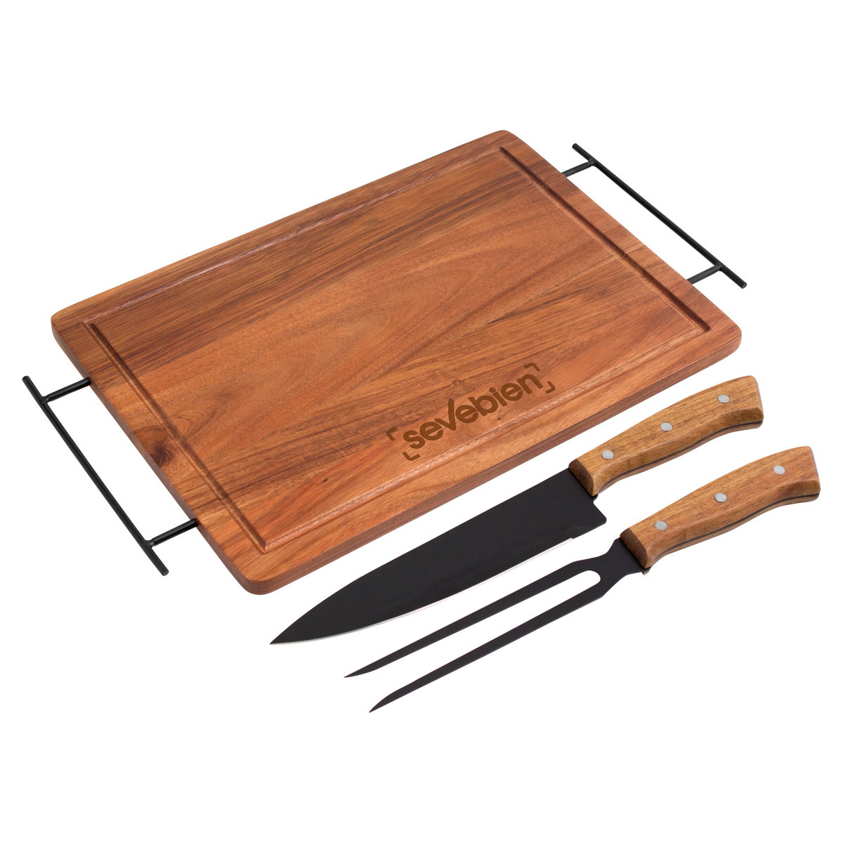 Juego de asado con cuchillos y tabla de madera en vista general.