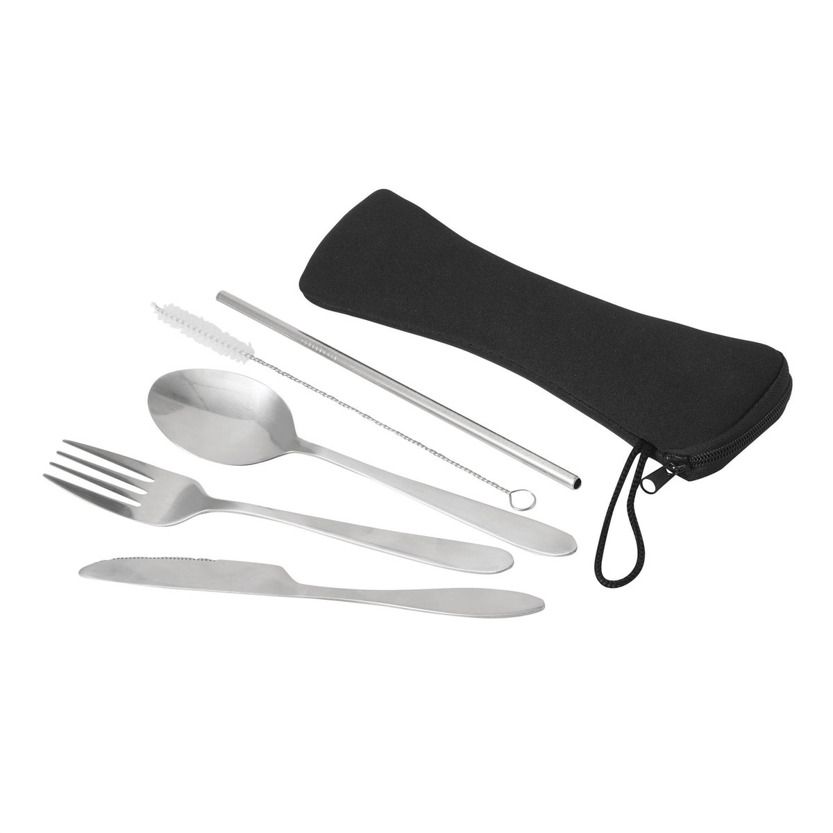 Vista de los cubiertos en estuche negro, incluye cuchara, tenedor y cuchillo.